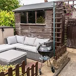 Modern Style House With Cosy Log Fire بيت للعطل