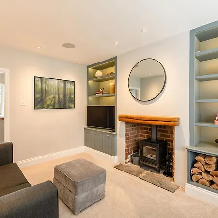 Modern Style House With Cosy Log Fire هاروغايت