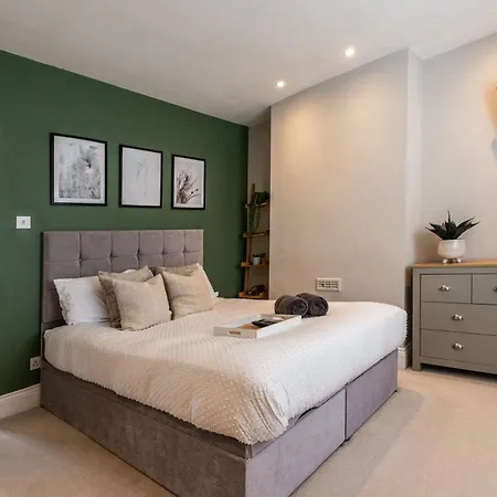 بيت للعطل Modern Style House With Cosy Log Fire *