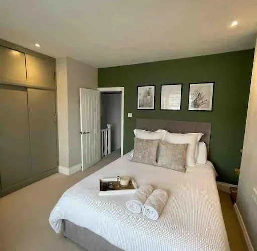 Casa vacanze Modern Style House With Log Burner