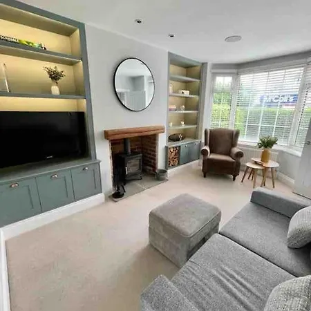 Modern Style House With Log Burner * הרוגייט