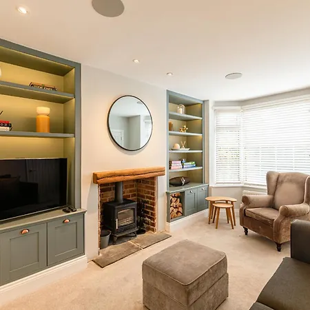 Modern Style House With Cosy Log Fire Holiday home *